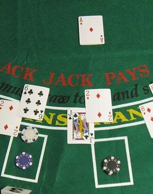 Tapete de blackjack con cartas repartidas