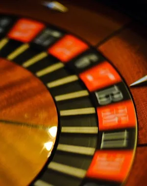 Rueda de ruleta con la bola en juego