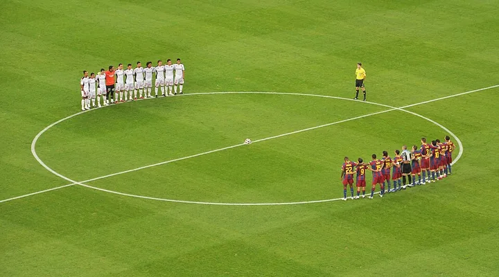 Jugadores de LaLiga en el césped antes de un partido