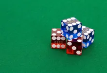 Dados de casino sobre el tapete