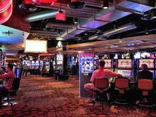 Sala de máquinas de un casino presencial