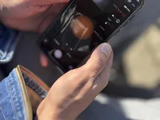 Persona jugando con un teléfono móvil