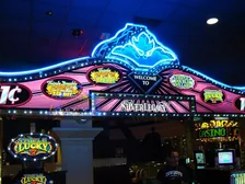 Entrada iluminada de un casino nuevo