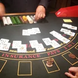 Crupier repartiendo cartas en una mesa